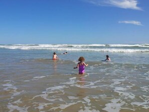 A beach scene with people in the water. - Oceanviews-Walk to Goolwa Beach-Linen-Pet Friendly! (Goolwa Beach)