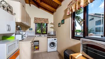 KĂŒhlschrank, Mikrowelle, Ofen, Herdplatte