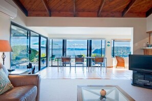 TV, DVD player, stereo - A View in Russell Bay of Islands (Russell)