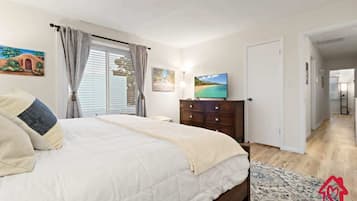 3 bedrooms, desk, iron/ironing board, travel crib