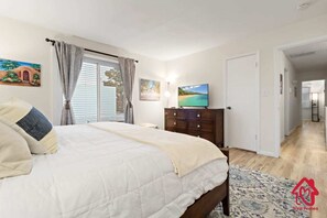 3 habitaciones, escritorio y tabla de planchar con plancha