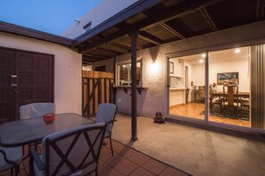 Outdoor dining - The Villa  - An Irvie Home (Albuquerque)