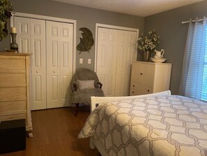 2 bedrooms, iron/ironing board, travel cot, free WiFi - Amazing Price for a Two Bedroom  Getaway,  in the High Country (West Jefferson)