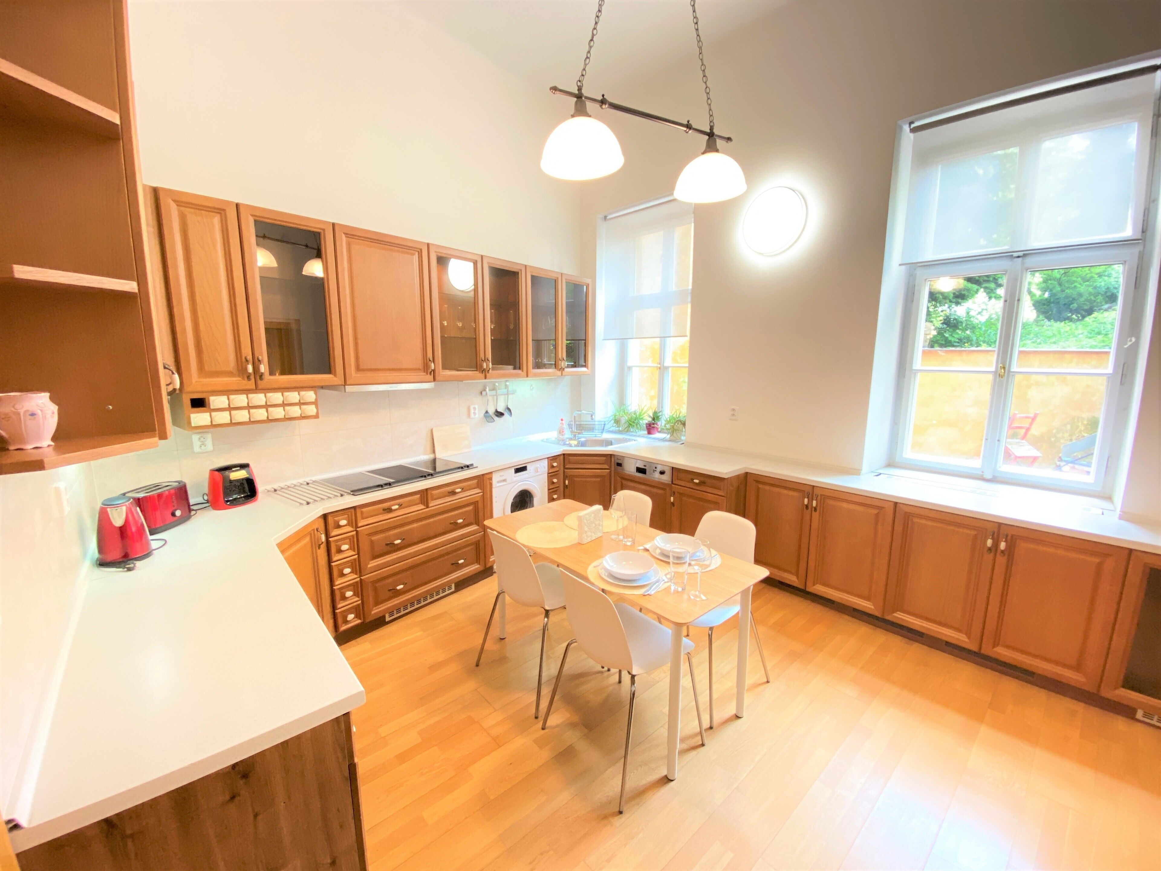 Kjøleskap, mikrobølgeovn, ovn og kokeplater