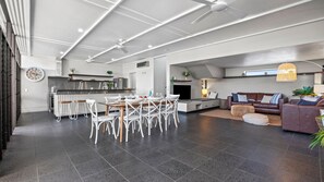 المنشأة من الداخل