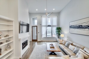 Smart TV, fireplace, Netflix, streaming services