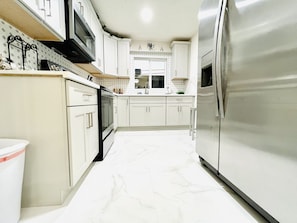 Geladeira, micro-ondas, fogão, cooktop