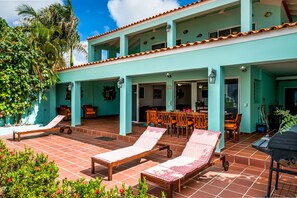 Outdoor dining - Spacious Oceanfront Villa, private beach and water access, accommodates 12 (Hato)