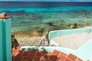 Sur la plage, chaise longue, serviettes de plage