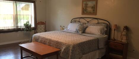 4 bedrooms, desk, free WiFi, bed sheets