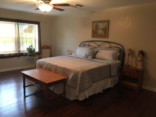 Sleeps up to 12 -Large Belleview Home on 10 Acres- NON Smokers ONLY