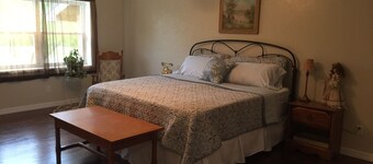 Sleeps up to 12 -Large Belleview Home on 10 Acres- NON Smokers ONLY