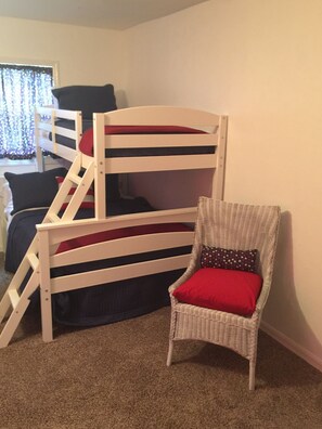 4 bedrooms, desk, free WiFi, bed sheets