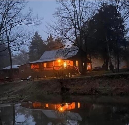 Cabin on Collier creek. Go swimming or soaking. Caddo Gap Arkansas 