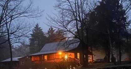 Cabin on Collier creek. Go swimming or soaking. Caddo Gap Arkansas