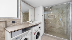 Combined shower/tub, free toiletries, hair dryer, towels