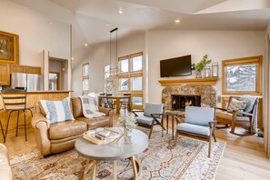 Smart TV, caminetto, lettore DVD