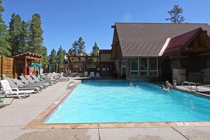Piscina all'aperto, una piscina riscaldata