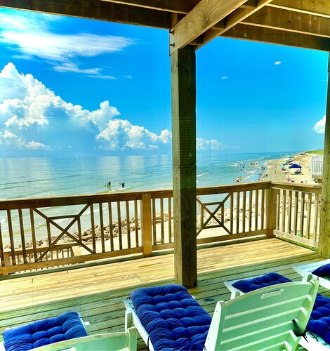 Right On the Beach! Oceanfront, 2 Master Bedrooms,  Minutes from Galveston