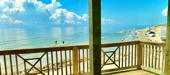 Right On the Beach! Oceanfront, 2 Master Bedrooms,  Minutes from Galveston