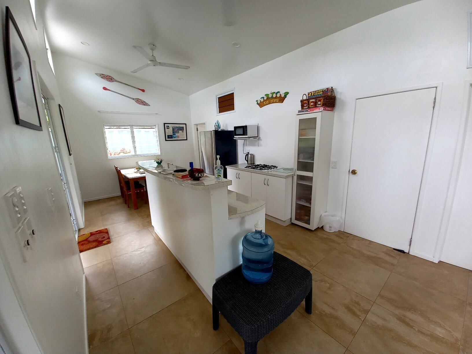 Kühlschrank, Mikrowelle, Herdplatte, Wasserkocher