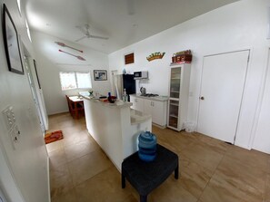 Jääkaappi, mikroaaltouuni, liesi, vedenkeitin