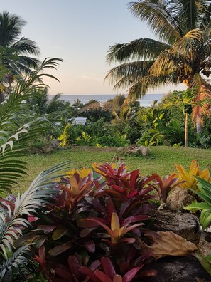 Property grounds - Capture the view, hear the waves -TepaeruVista (Vaimaanga)