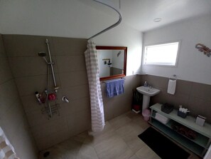 Shower, hair dryer, towels, soap - Capture the view, hear the waves -TepaeruVista (Vaimaanga)