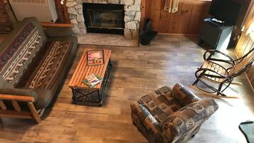 Televisión, chimenea y reproductor de DVD