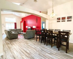 スマートテレビ、テーブルサッカー台、卓球台、書庫