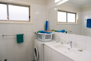 Een douche,  milieuvriendelijk toiletgerief, een haardroger, handdoeken