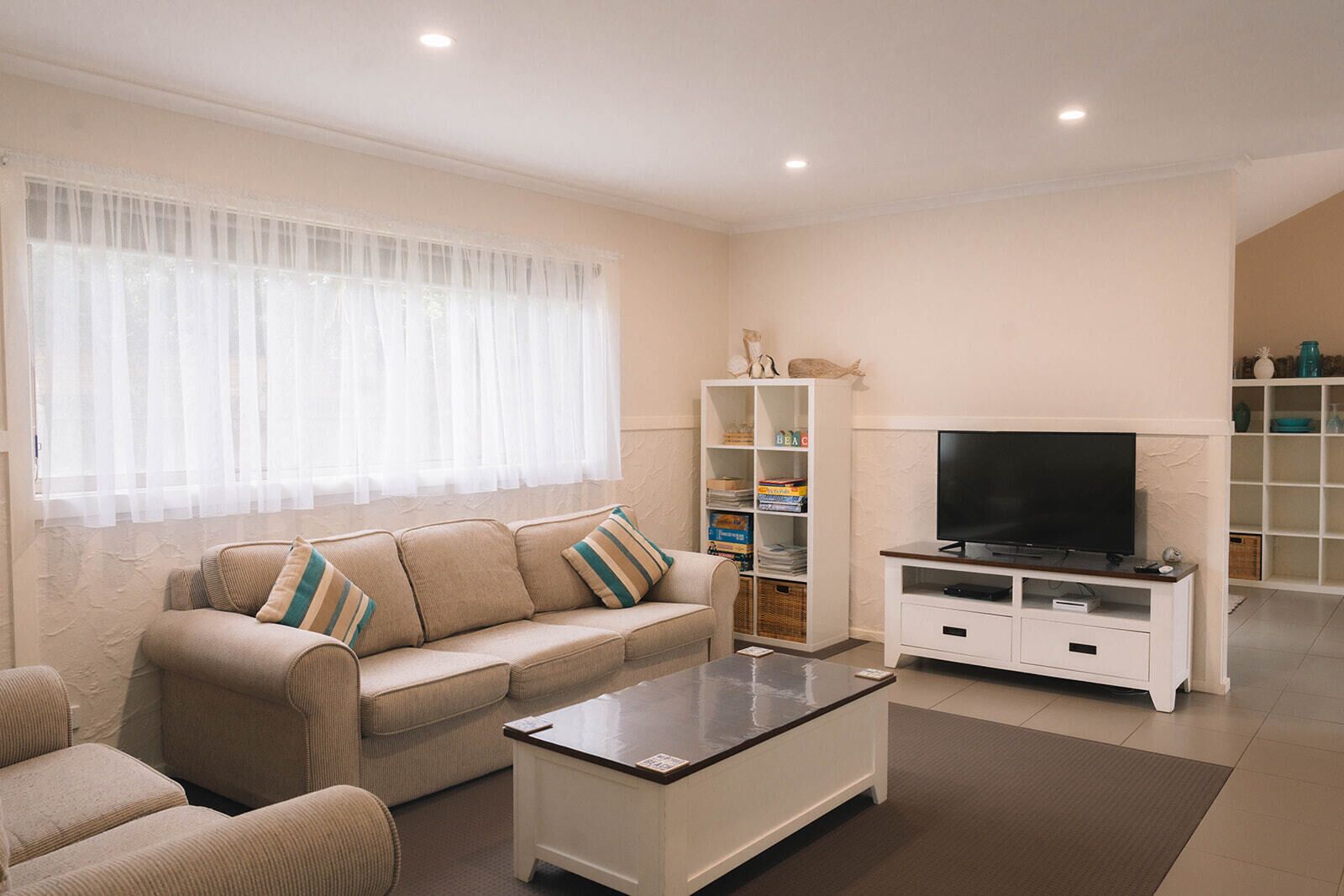 Tv, dvd-afspiller, videobibliotek, stereoanlæg