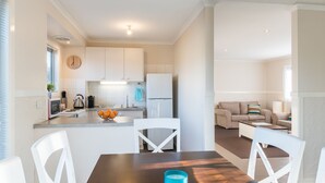 Un apartamento moderno con cocina, comedor y sala de estar.