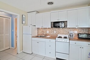 Køleskab, mikrobølgeovn, kogeplade, kaffe-/temaskine