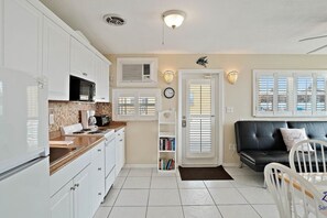 冷蔵庫、電子レンジ、コンロ、コーヒー / ティーメーカー