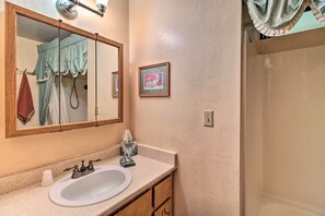 Hair dryer, towels - Peaceful Ranch Cabin, 3 Mi to Becker Lake! (Springerville)