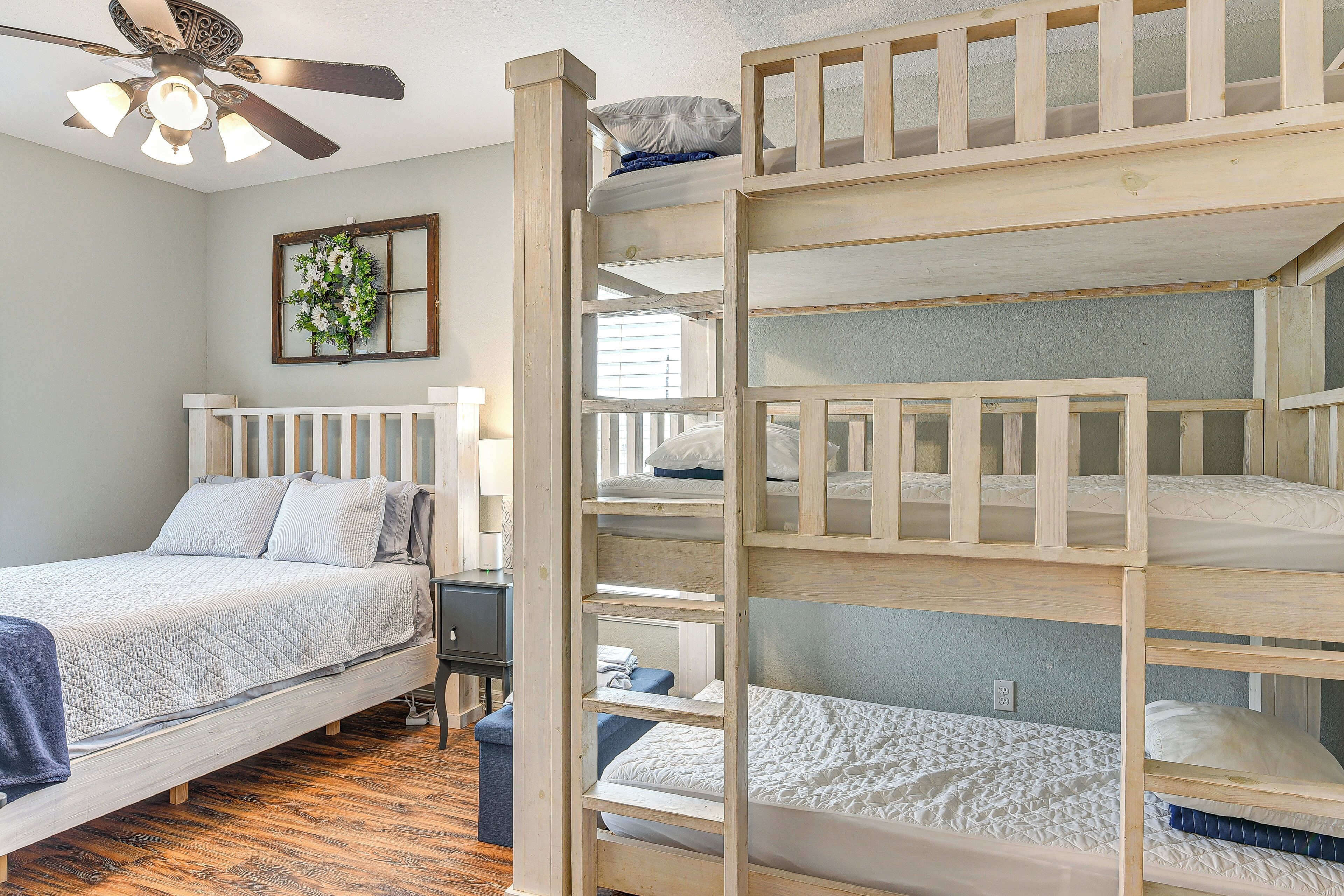4 bedrooms, travel crib, internet, bed sheets