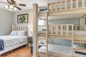 4 bedrooms, travel crib, internet, bed sheets - Steps to Surfside Beach: Large Group Gulf Retreat (Surfside Beach)