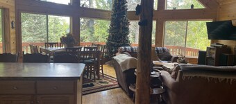 Beautiful Luxurious Cabin - The perfect getaway! 