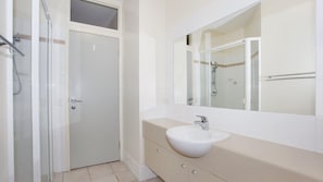 Bathtub, jetted tub, free toiletries, hair dryer