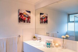 Shower, hair dryer, towels, shampoo