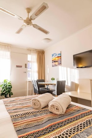 Tabla de planchar con plancha, wifi, ropa de cama