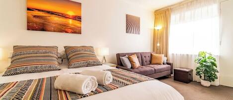 Tabla de planchar con plancha, wifi y ropa de cama