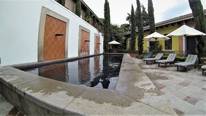 Outdoor pool - Beautiful Antigua Villa AN019 (Antigua Guatemala)