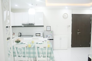 Kühlschrank, Mikrowelle, Wasserkocher, Kochgeschirr/Geschirr/Besteck