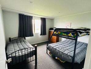 3 bedrooms, desk, free WiFi, bed sheets