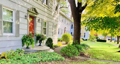 NAUTI NESTING at ♥️ of DOWNTOWN with WATERFRONT SEASONAL POOL & HOT TUB ACCESS😎