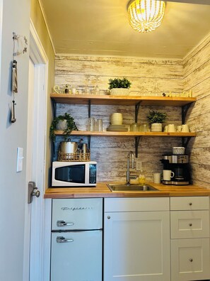 Fridge, microwave, oven, coffee/tea maker