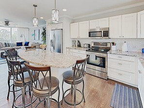 Kjøleskap, mikrobølgeovn, ovn og kokeplater