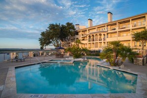 Een binnenzwembad en een buitenzwembad